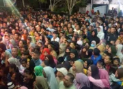 Breaking News: Ribuan Warga Serbu Kediaman Rahmijati Jahja Berburu Zakat