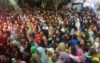 Breaking News: Ribuan Warga Serbu Kediaman Rahmijati Jahja Berburu Zakat