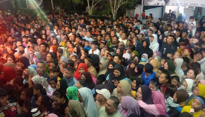 Breaking News: Ribuan Warga Serbu Kediaman Rahmijati Jahja Berburu Zakat