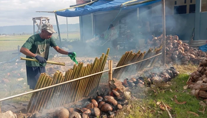 Kampung Jawa Mulai Berasap, Warga Masak Nasi Jaha Sambut Lebaran Ketupat