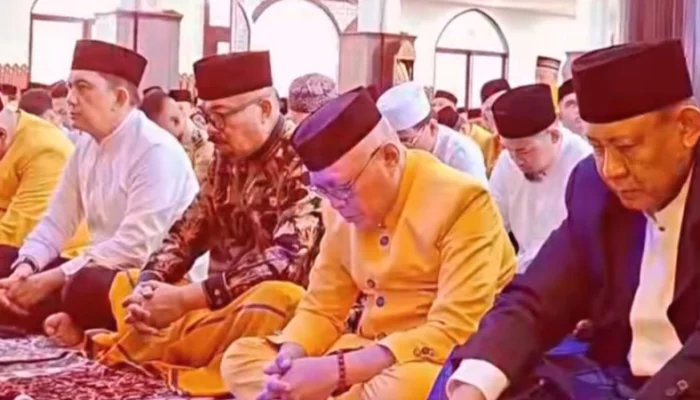 Sofyan–Tonny Salat Id Bersama Warga, Serukan Persatuan dan Kepedulian Sosial