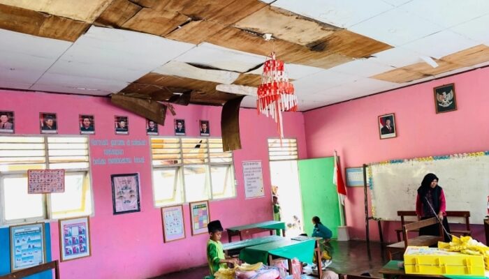 Atap Kelas Rusak, Siswa SDN 18 Telaga Biru Belajar Diliputi Rasa Takut