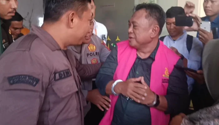 Didorong Petugas Saat Konferensi Pers, Tersangka TKI Geram Ketika Diarak Naik Mobil Tahanan