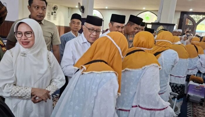 Lepas Jemaah Haji Kloter 30, Bupati Sofyan Pesankan Jaga Kesehatan dan Kekompakan