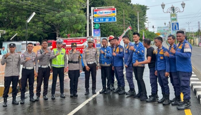 Satlantas Polres Gorontalo Sigap Tangani Jalan Licin Akibat Solar Tumpah