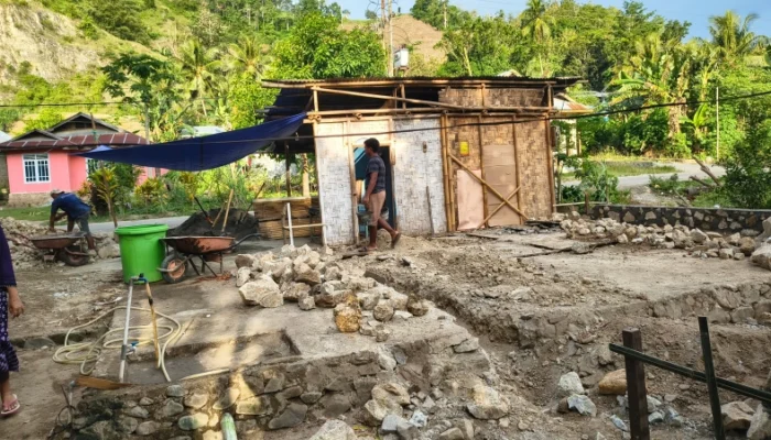 Selamat dari Maut, Warga Limboto Menanti Bantuan Setelah Rumah Roboh Dihantam Pohon