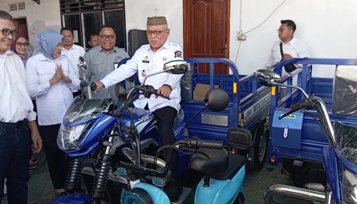 Atasi Persoalan Sampah, Pemkab Gorontalo Terima 7 Armada Viar dari BSG