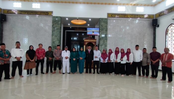 Camat Ronal Tekankan Profesionalisme Aparat Desa pada Pelantikan Perdana di Masjid