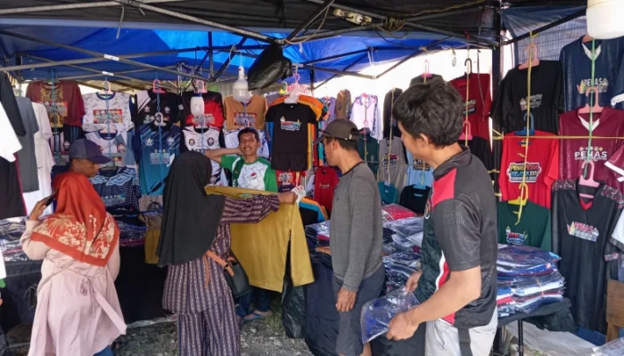 Jauh-Jauh dari Jakarta, Pedagang Kaos Ini Sumringah Dagangannya Mulai Diburu Peserta PENAS