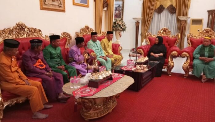 Dipinang Lembaga Adat, Rahmijati Jahja Restui Gelar Adat Almarhum David Bobihoe Diberikan kepada Sofyan Puhi