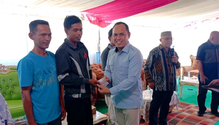 Serahkan Voucher BBM, Zulfikar Usira Tegaskan Dukungan terhadap Program Pemda