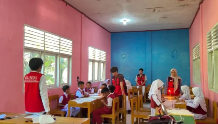 KKN Unhas Kenalkan Ecokey, Ajak Siswa Sulap Limbah Plastik Jadi Karya