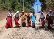 Demi Pendidikan, Anak-anak Dulamayo Utara Hadapi Jalan Rusak dan Tanjakan Menuju Sekolah
