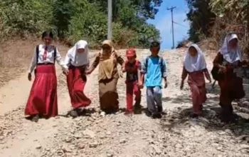 Demi Pendidikan, Anak-anak Dulamayo Utara Hadapi Jalan Rusak dan Tanjakan Menuju Sekolah