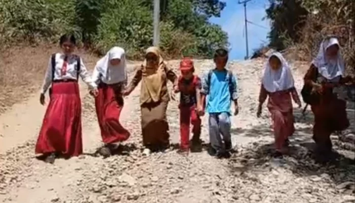 Demi Pendidikan, Anak-anak Dulamayo Utara Hadapi Jalan Rusak dan Tanjakan Menuju Sekolah