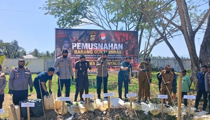 Polres Gorontalo Musnahkan 8.080 Liter Cap Tikus dan Ribuan Kemasan Miras