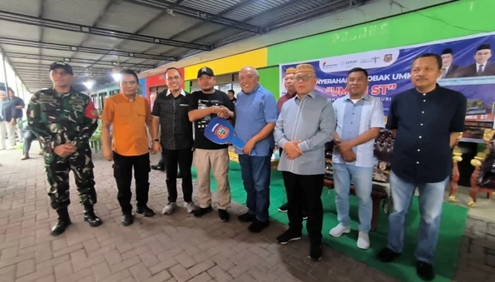 Sofyan-Tonny Serahkan 49 Gerobak UMKM, Dorong Usaha Kuliner Lebih Tertata