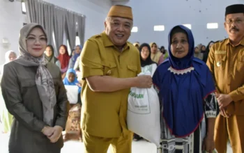 342 KK di Lamahu Terima Bantuan Beras CPP, Ini Pesan Wabup Tonny