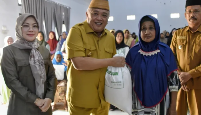 342 KK di Lamahu Terima Bantuan Beras CPP, Ini Pesan Wabup Tonny